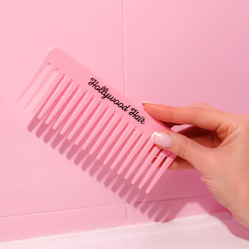 Un peine ancho para peinar todo tipo de cabello.