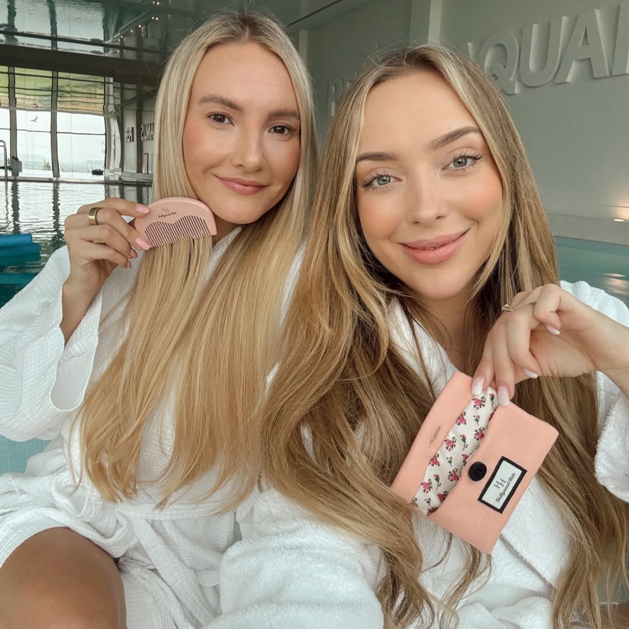 THE PINK TOUR MINI COMB — HOLLYWOOD HAIR